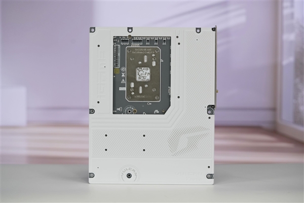 10.7Gbps超高速！三星完成第六代骁龙8超级至尊版16GB LPDDR6验证